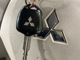 【キーレス】少し離れた場所からでもボタン一つでドアの開錠・施錠ができるのでとっても便利！ドアの鍵穴周りに傷をつけることもありません♪