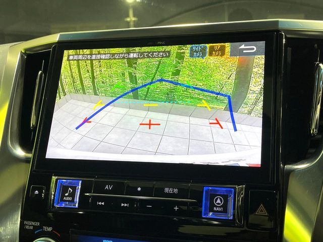【バックカメラ】駐車時に後方がリアルタイム映像で確認できます。大型商業施設や立体駐車場での駐車時や、夜間のバック時に大活躍！運転スキルに関わらず、今や必須となった装備のひとつです！