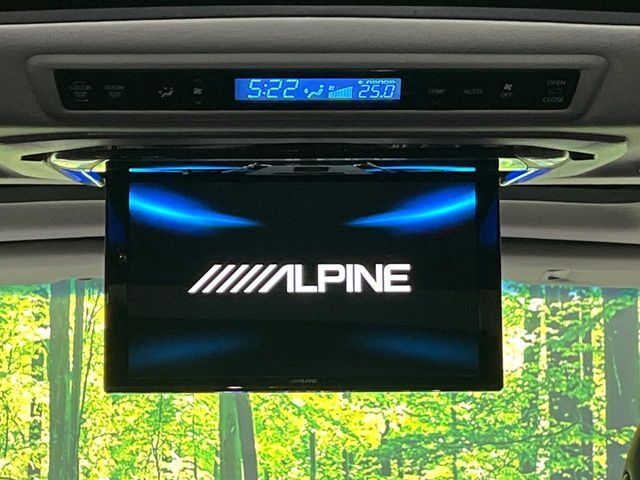 【フリップダウンモニター】大画面モニターで後席でもエンタメをお楽しみいただけます。小さなお子様にも大人気の装備です♪