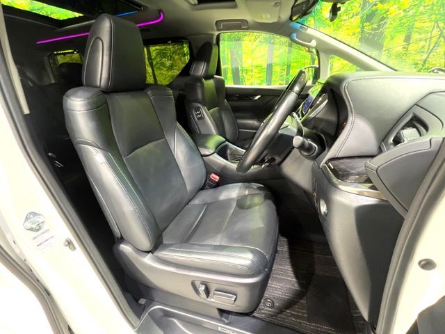 【ハーフレザーシート】高級感と座り心地を両立した人気のシート♪背面・座面のファブリック素材は、通気性の良さや滑りにくさに優れています。気温や服装に左右されず快適にお乗りいただけます。