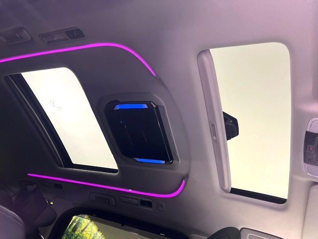 【サンルーフ】開放感たっぷりの希少装備、サンルーフが装着されています！車内に明かりを取り入れたり景色を楽しむ以外にも、車内の空気も簡単に換気できて快適です！