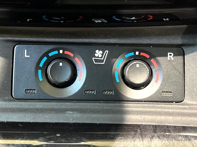 【シートベンチレーション】夏場は涼しい風でお尻や背中の熱やムレを防ぎ、冬はエアコンよりも早く温まってポカポカに！季節を問わず快適に過ごせます。