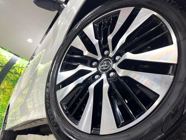 【純正18インチアルミホイール】外観にマッチした純正アルミホイールを装着しております。各種社外アルミホイールや、スタッドレスタイヤも取扱いしております。是非ご相談くださ