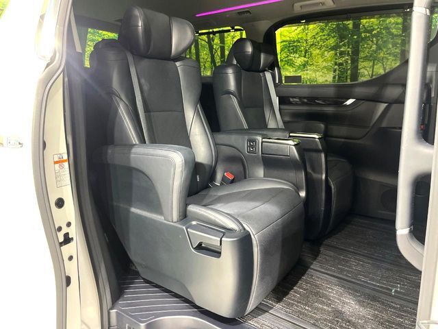 【オットマン付セカンドシート】足を延ばしてリラックスしたいときに便利なオットマン！ロングドライブや仮眠の際にもゆったり快適にお過ごしいただけます♪