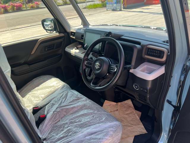 運転席はくつろぎのプライベート空間！ 車内をクリーニングしてお待ちしております！