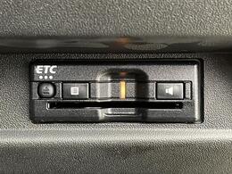 【ETC】有料道路を利用する際に料金所で停止することなく通過できる、ETC車載器（ノンストップ自動料金収受システム機器）が装備されています。セットアップを行うことで利用可能になります。