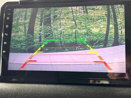 【バックカメラ】駐車時に後方がリアルタイム映像で確認できます。大型商業施設や立体駐車場での駐車時や、夜間のバック時に大活躍！運転スキルに関わらず、今や必須となった装備のひとつです！