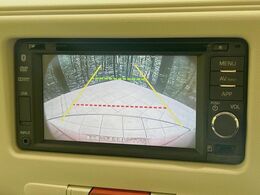 【バックカメラ】駐車時に後方がリアルタイム映像で確認できます。大型商業施設や立体駐車場での駐車時や、夜間のバック時に大活躍！運転スキルに関わらず、今や必須となった装備のひとつです！