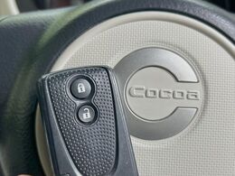 【キーフリーシステム】カバンやポケットに入れたままでもドアの施錠・解錠が可能なスマートキーを装備。エンジンのオン・オフ時もカギを取り出す必要が無いからとっても便利です♪