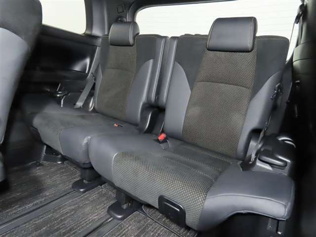 便利な5：5分割可倒式シートです。収納と乗車人数のバランスに優れています♪荷物の大きさに応じたラゲージスペースをフレキシブルに作り出せるので、シーンに応じた使い方ができます♪
