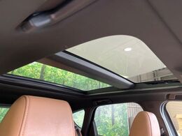 【大型サンルーフ】車内の解放感が一気に上がる大型のパノラマルーフ！季節を問わず開放的で快適なドライブをお楽しみいただけます。流通量も少なく希少価値の高い人気の装備です♪