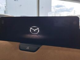 【12.3インチマツダコネクト】車内の雰囲気にマッチした大型ディスプレイ。スマホ接続でのナビ使用やBluetooth再生等、様々な機能が楽しめます。直感的なダイヤル操作が可能で、使い勝手も良好です。