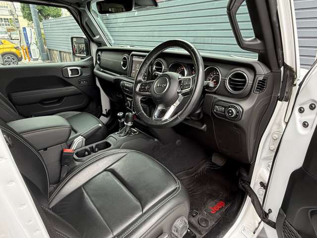 内装：車両の状態やシートのよれ等、お気付きの箇所がございましたらお写真にてお送り致しますのでお気軽にお申し付けくださいませ