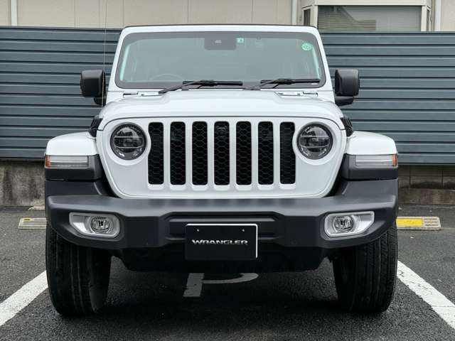 Jeepの象徴7スロットグリルがインパクトあります。フロントにも障害物センサーを標準装備しております。