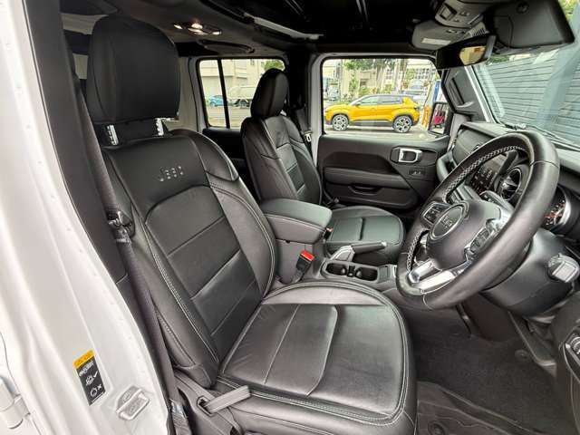 レザーシート運転席・助手席にはシートヒーターを標準装備。