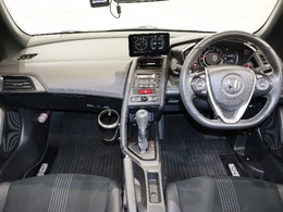 操作性に優れた運転席となります！小物入れや各ボタンの配置にこだわり、使いやすいです！座り心地もよく視認性も良好なのでロングドライブもお任せ下さい！
