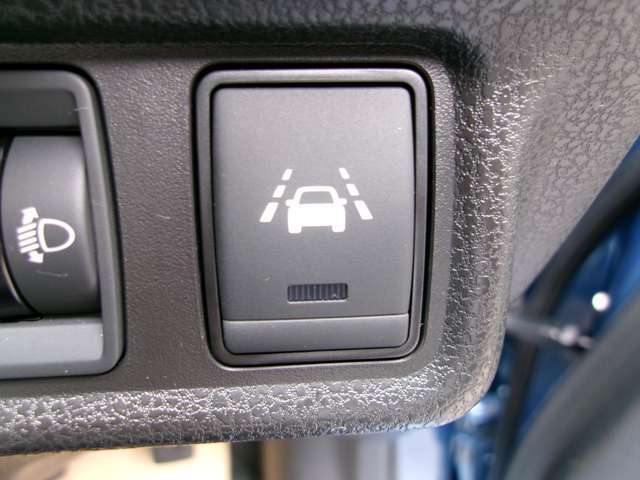 車線逸脱警報搭載！意図せず走行車線を逸脱しそうな場合、メーター内ディスプレイへの警告とブザーで注意喚起してくれます。