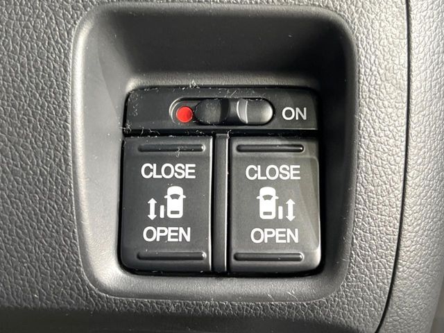 【両側パワースライドドア】スマートキーや運転席のスイッチで後席両側スライドドアの開閉が可能♪電動だから力を入れてドアを開ける必要が無く、小さなお子様でも簡単に開け閉めでき快適です♪