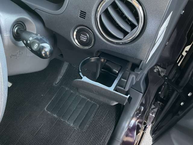 運転席、助手席の前にドリンクホルダ-が付いています！