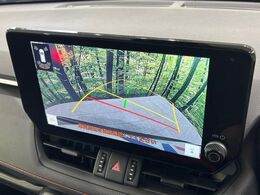 【バックカメラ】駐車時に後方がリアルタイム映像で確認できます。大型商業施設や立体駐車場での駐車時や、夜間のバック時に大活躍！運転スキルに関わらず、今や必須となった装備のひとつです！