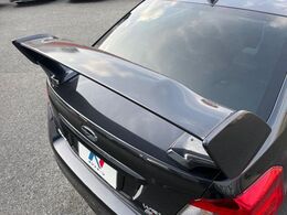 【大型リヤスポイラー】スポーツカーらしさがグッと引き立つ大型リヤスポイラーを装着♪高速走行時のスタビリティ（走行安定性）向上に役立ちます。