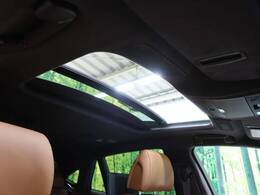 【サンルーフ】開放感たっぷりの希少装備、サンルーフが装着されています！車内に明かりを取り入れたり景色を楽しむ以外にも、車内の空気も簡単に換気できて快適です！