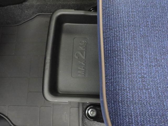 助手席シート下には、収納トレイあります。