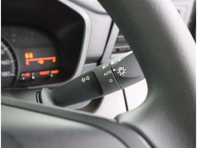 ＜AUTOライト＞周囲の明るさをセンサーでキャッチして、ヘッドライトを自動的に点けてくれる賢い機能です！