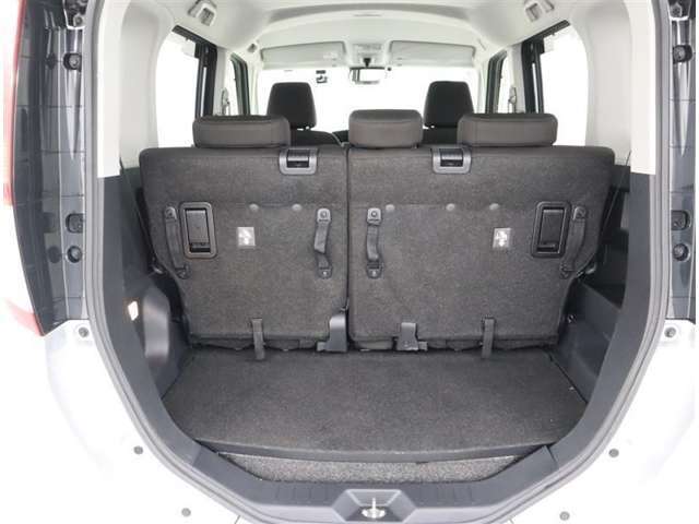 ＜バックドア＞ハッチバックなので、バックドアは上に開きます♪大きな荷物の出し入れがしやすくなります。便利ですよ♪