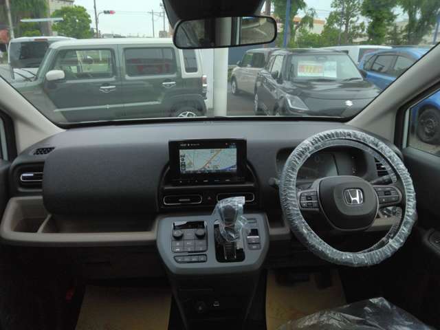 広い視界の運転席周り。純正8型ホンダコネクトナビ装備しています。