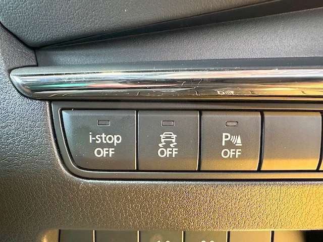 障害物センサーがついて、車輌との距離感を簡単確認！車庫入れ等も安心して出来ますね！