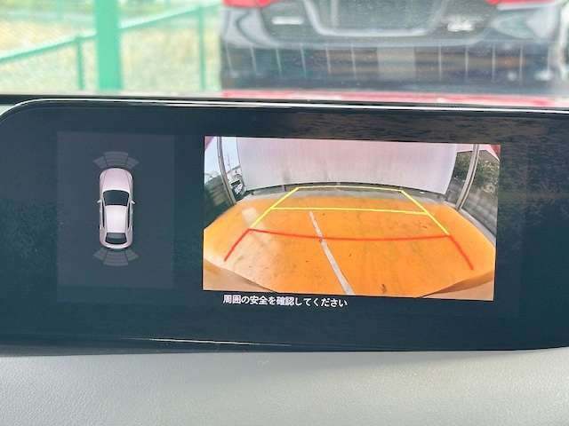 バックカメラがついて後方確認が簡単にできます！苦手としている車庫入れ等も安心して出来ますね！凄く需要の高い装備ですので、最初から付いていれば言う事なしですよね！？