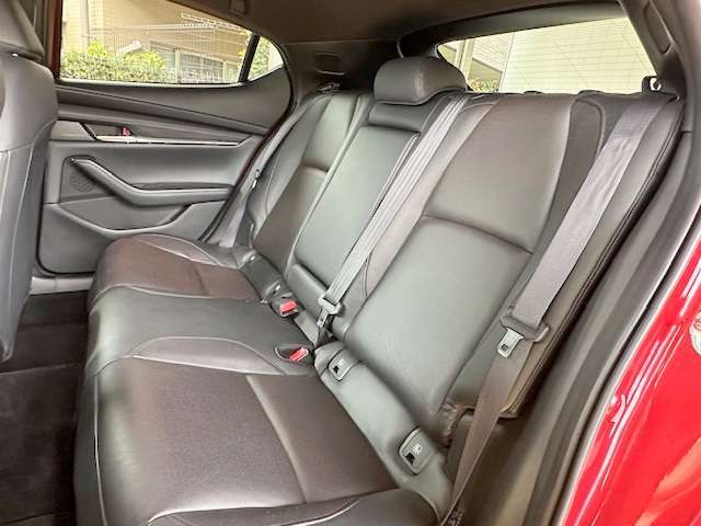 ゆったり座れるリアシート！足元スペースも広々としていて、乗り心地も良いです！シートの座り心地も良くてくつろげますよ♪