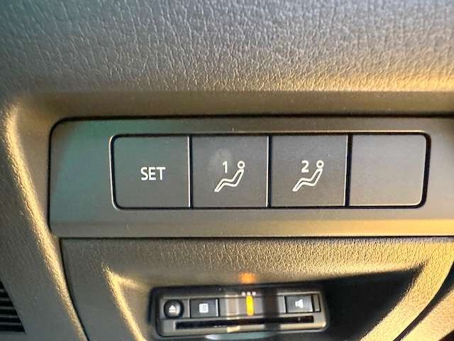 2パターンメモリー付きパワーシートです！自分にあった微妙なドライブポジションの調整が出来ます！重宝される装備です！結構便利ですよ！