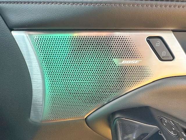 BOSEサウンドシステムでドライブに欠かせないミュージックを良音でお楽しみ下さい！後付はほぼ不可能に近い装備です！