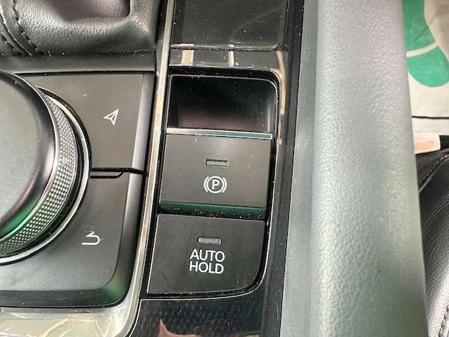 電動パーキングブレーキ搭載車です！従来のサイドブレーキや足踏み式のサイドブレーキの代わりとなるもので、指先の操作でパーキングブレーキの「作動と解除」が行うことができる装備です！