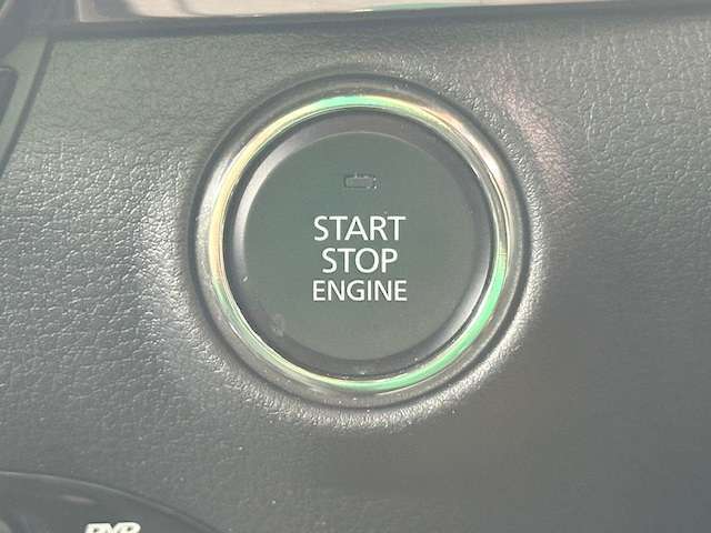 プッシュスターターです！鍵はポケットなどに入れたまま、ボタンをポチっと押せばエンジン始動！一度使えば手放せない装備品です！