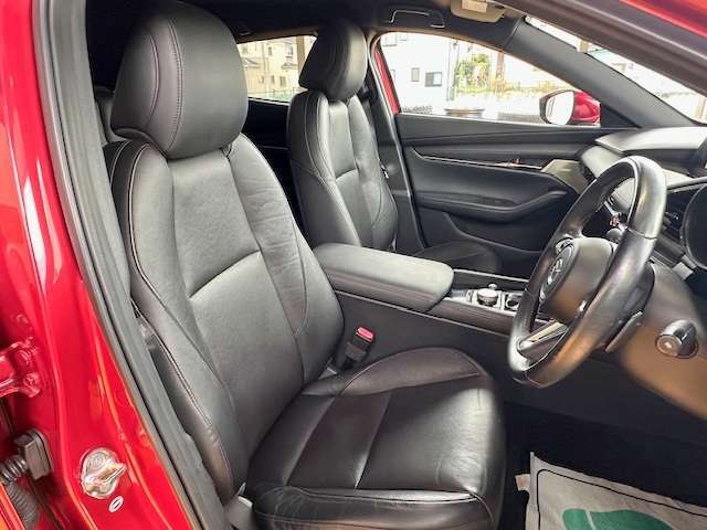 レザーシートで内装が高級感に溢れてます！乗り心地も良いです！こだわりポイントは内装からですよね！お早めにどうぞっ！