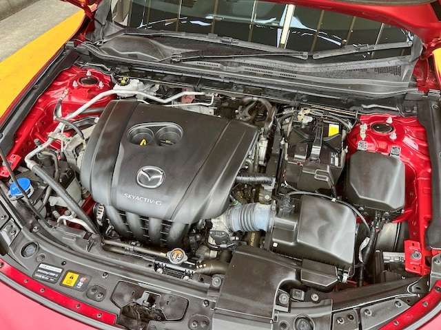 エンジンルームの状態もキレイで機関も良好です！当社では仕入時に90ヵ所以上の点検項目の確認や試乗も実施してます！問題のない車両を店頭にて販売しております！