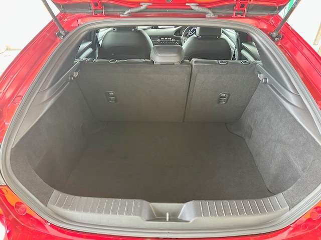 広々としたラゲッジスペース！更にシートアレンジで大きな荷物の収納が出来ます！便利ですよね♪