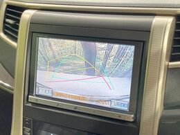 【バックカメラ】駐車時に後方がリアルタイム映像で確認できます。大型商業施設や立体駐車場での駐車時や、夜間のバック時に大活躍！運転スキルに関わらず、今や必須となった装備のひとつです！