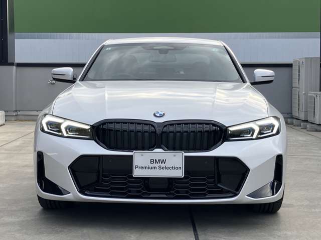 【BMWの伝統】BMWの特徴的な“キドニーグリル”は、80年以上続く伝統の形でございます。変わらないこだわりのデザインが、プレミアムブランド“BMW”を創り出します。