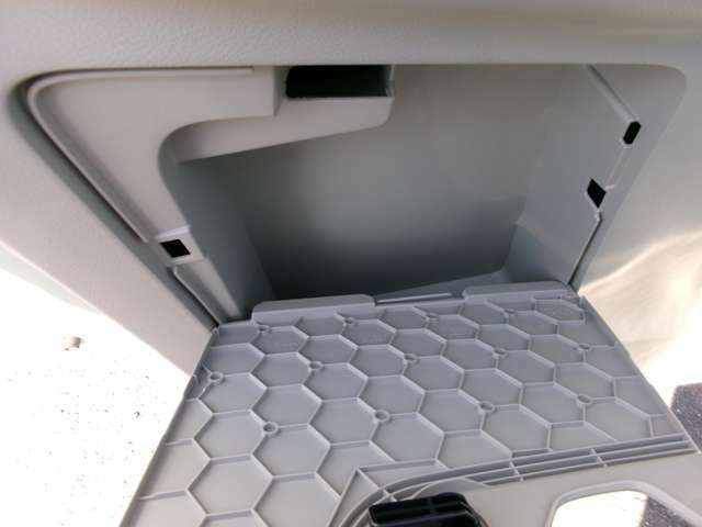 助手席ドアの内張りに車検証ケースを入れる専用スペースがありますので便利です。