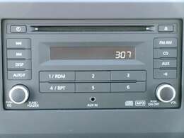 純正の2DINサイズCD＆AM/FMチューナーアンプが付いております。　外部入力端子も付いておりますので、ミュージックプレイヤー等を接続して音楽を聴くことができます。