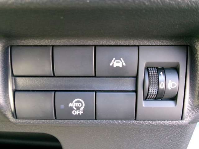 左側から、アイドリングストップと車線逸脱警報装置とヘッドライト調整ダイヤルのスイッチになります。