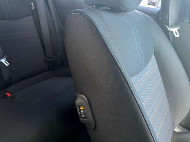 後席シートの「座面ヒーター」のスイッチは助手席背もたれにございます。