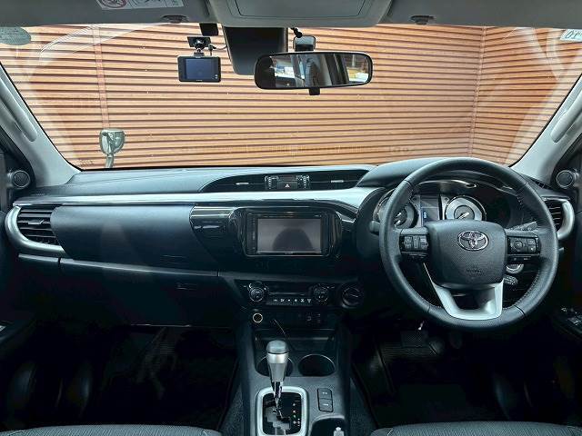 コックピット。車内もキレイで嫌な臭いもありません！ご納車後の臭いが付きにくくなる「空気触媒コーティング」もあります。