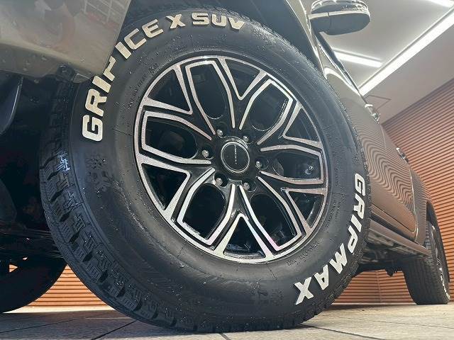 【17インチホイール】を装備しております。バランスのとれたアルミで高速走行も安定性が高くなっております。
