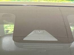 【トヨタセーフティセンス】走行中に前方の車両等を認識し、衝突しそうな時は警報とブレーキで衝突回避と被害軽減をアシスト。より安全にドライブをお楽しみいただけます。