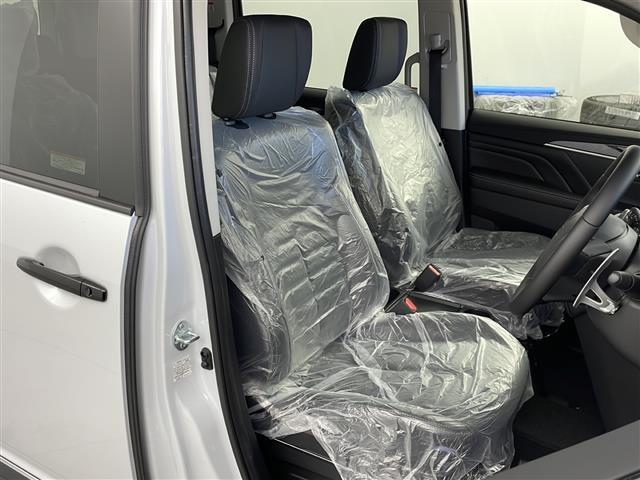 【運転席】座り心地が良いシートなので長時間の運転でも快適にお過ごしいただけます。新品のフロアマットのご注文も可能です。掲載箇所以外にご希望の写真がございましたらお気軽にお問い合わせ下さい。
